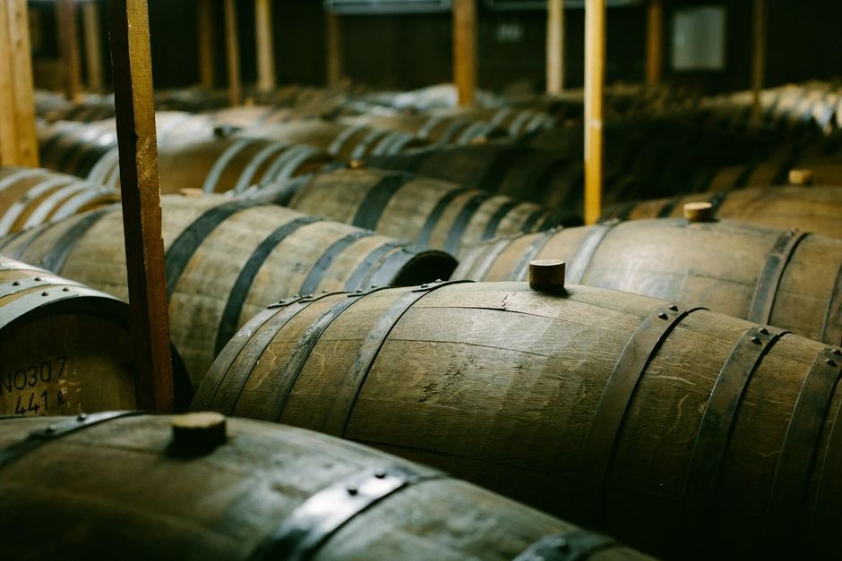 樽熟成庫に並ぶ焼酎の樽